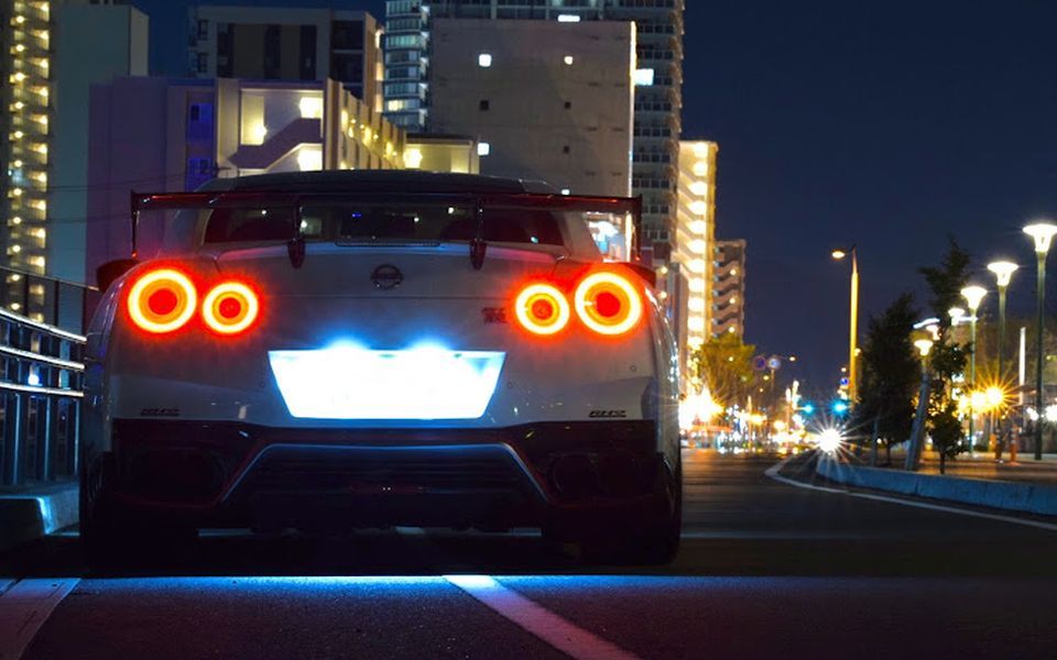 Nissan GT-R R35 白 リア 街灯夜景